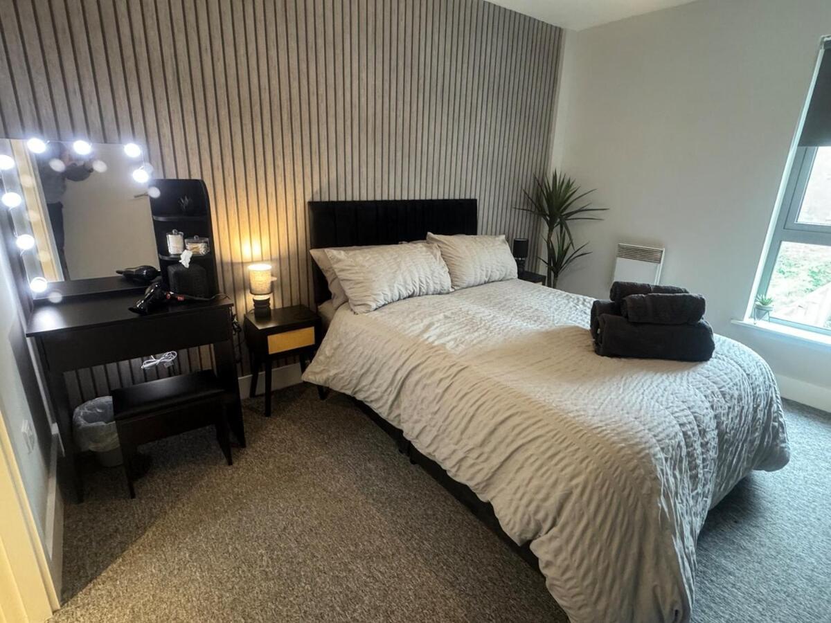 2 Bedroom - Henry St Apartment *